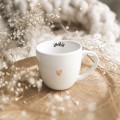 Biały kubek porcelanowy 300 ml - motyw złotego serca z napisem Spokój dla bliskiej osoby na każdą okazję Kubek porcelanowy ze złotym sercem Spokój nadzwyczajnie.mom — widok z boku na białym tle
