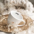 Biały kubek porcelanowy 300 ml - motyw złotego serca z napisem Spokój dla bliskiej osoby na każdą okazję Biały kubek porcelanowy nadzwyczajnie.mom ze złotym sercem i napisem Spokój — 300 ml