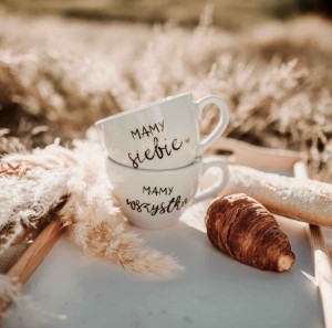 Zestaw 2 białych kubków porcelanowych 500 ml - motyw złotego serca z napisem Mamy wszystko, Mamy siebie dla par na walentynki