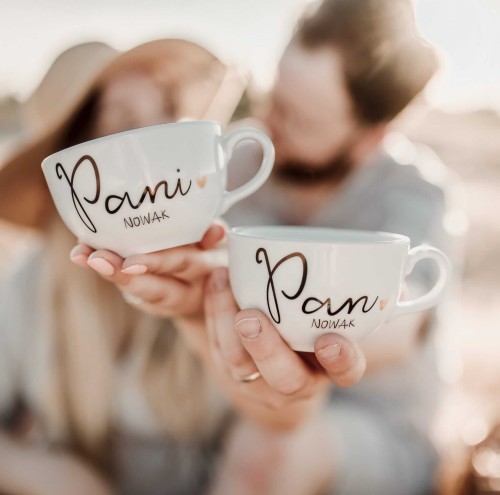 Zestaw 2 białych filiżanek porcelanowych ze spodkami 250 ml - personalizowany napis pan i pani z nazwiskiem z motywem złotego serca na każdą okazję dla pary