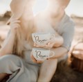 Zestaw 2 białych filiżanek porcelanowych ze spodkami 250 ml - personalizowany napis pan i pani z nazwiskiem z motywem złotego serca na każdą okazję dla pary Zbliżenie na złote zdobienie serca na białym filiżance porcelanowej filiżanek 250 ml ze spodkami - Pan i Pani z Twoim