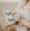Zestaw 2 Białych Kubków Porcelanowych z Personalizacją 300 ml - Napis Mąż Żona z Datą dla Pary na Każdą Okazję Zestaw porcelanowy ze złotym zdobieniem 2 Białych Kubków Porcelanowych z Personalizacją 300 ml - Napis Mąż Żona z Datą