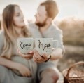Zestaw 2 Białych Kubków Porcelanowych z Personalizacją 300 ml - Napis Mąż Żona z Datą dla Pary na Każdą Okazję Zbliżenie na złote zdobienie na białym zestawie porcelanowym 2 Białych Kubków Porcelanowych z Personalizacją 300 ml -