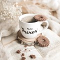 Biały kubek porcelanowy 300 ml - napis pani prezes dla szefowej na Dzień Szefa Kubek porcelanowy ze złotym zdobieniem Pani prezes nadzwyczajnie.mom — widok z boku na białym tle