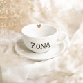 Biała filiżanka porcelanowa 250 ml ze spodkiem - napis żona ze złotym sercem dla żony na rocznicę ślubu Filiżanka porcelanowa ze złotym sercem ze spodkiem - ŻONA nadzwyczajnie.mom — widok z boku na białym tle