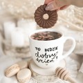 Biały Kubek Porcelanowy 300 ml - Motyw Złotego Serca i Napis To Będzie Dobry Dzień dla Optymistki na Nowy Rok Eleganckie opakowanie prezentowe kubka porcelanowego ze złotym zdobieniem nadzwyczajnie.mom — Biały Kubek Porcelanowy 300