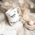 Zestaw 2 białych kubków porcelanowych 300 ml - napis świadek idealny i świadkowa idealna oraz złote serce na ślub dla świadków Zestaw porcelanowy ze złotym sercem kubków 300 ml - Świadek idealny Świadkowa idealna nadzwyczajnie.mom — widok z boku na