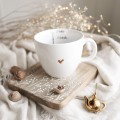 Biały kubek porcelanowy 1 litra - motyw miarki na herbatki dla miłośników naparów na urodziny Zbliżenie na złote zdobienie serca na białym kubku porcelanowym Kubek 1 litr - Miarka na herbatki nadzwyczajnie.mom