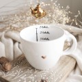 Biały kubek porcelanowy 1 litra - motyw miarki na herbatki dla miłośników naparów na urodziny Kubek porcelanowy ze złotym sercem Kubek 1 litr - Miarka na herbatki nadzwyczajnie.mom — widok z boku na białym tle