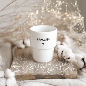 Biały kubek porcelanowy bez ucha 300 ml - motyw kapucziny ze złotym sercem dla miłośniczki kawy na urodziny
