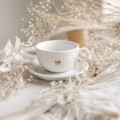 Biała filiżanka porcelanowa ze spodkiem 250 ml - złote serce i napis na dnie mam w sobie siłę dla kobiety na dzień kobiet Filiżanka porcelanowa ze złotym sercem ze spodkiem - + mam w sobie siłę NAPIS NA DNIE nadzwyczajnie.mom — widok z boku na