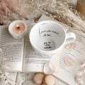 Biały Kubek Porcelanowy 500 ml - Napis Pora na Książkę z Motywem Złotego Serca dla Miłośniczki Czytania na Światowy Dzień Książki Zbliżenie na złote zdobienie na białym kubku porcelanowym Biały Kubek Porcelanowy 500 ml - Napis Pora na Książkę z