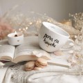 Biały Kubek Porcelanowy 500 ml - Napis Pora na Książkę z Motywem Złotego Serca dla Miłośniczki Czytania na Światowy Dzień Książki Eleganckie opakowanie prezentowe kubka porcelanowego ze złotym zdobieniem nadzwyczajnie.mom — Biały Kubek Porcelanowy 500