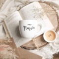 Biały kubek porcelanowy 300 ml - napis pani magister na ukończenie studiów dla absolwentki Kubek porcelanowy ze złotym zdobieniem Pani magister nadzwyczajnie.mom — widok z boku na białym tle
