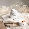 Biały kubek porcelanowy 300 ml - napis pani magister na ukończenie studiów dla absolwentki Zbliżenie na złote zdobienie na białym kubku porcelanowym Pani magister nadzwyczajnie.mom