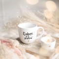 Biały Kubek Porcelanowy 300 ml - Napis Dobrze, że Jesteś z Motywem Złotego Serca dla Przyjaciółki na Urodziny Biały kubek porcelanowy nadzwyczajnie.mom ze złotym zdobieniem i napisem Biały Kubek Porcelanowy 300 ml - Napis Dobrze, że