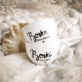 Zestaw 2 białych kubków porcelanowych 500 ml - motyw złotego serca Boski i Boska dla pary na walentynki Zbliżenie na złote zdobienie serca na białym zestawie porcelanowym kubków 500 - Boski Boska nadzwyczajnie.mom