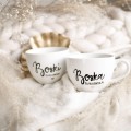 Zestaw 2 białych kubków porcelanowych 500 ml - motyw złotego serca Boski i Boska dla pary na walentynki Zestaw porcelanowy ze złotym sercem kubków 500 - Boski Boska nadzwyczajnie.mom — widok z boku na białym tle