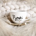 Biały kubek porcelanowy z personalizacją 500 ml - motyw złotego serca z napisem Boski dla niego na każdą okazję Zbliżenie na złote zdobienie serca na białym kubku porcelanowym Boski z twoim nazwiskiem nadzwyczajnie.mom