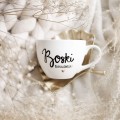 Biały kubek porcelanowy z personalizacją 500 ml - motyw złotego serca z napisem Boski dla niego na każdą okazję Kubek porcelanowy ze złotym sercem Boski z twoim nazwiskiem nadzwyczajnie.mom — widok z boku na białym tle