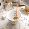 Biały Kubek Porcelanowy 500 ml - Grafika Trzech Małych Kotków dla Miłośnika Kotów na Urodziny Biały kubek porcelanowy nadzwyczajnie.mom ze złotym zdobieniem i napisem Biały Kubek Porcelanowy 500 ml - Grafika Trzech