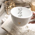 Biały Kubek Porcelanowy 500 ml - Grafika Trzech Małych Kotków dla Miłośnika Kotów na Urodziny Zbliżenie na złote zdobienie na białym kubku porcelanowym Biały Kubek Porcelanowy 500 ml - Grafika Trzech Małych Kotków