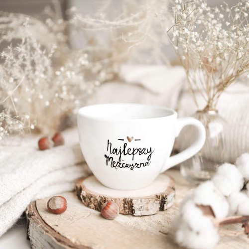 Biały kubek porcelanowy 500 ml - napis Najlepszy mężczyzna ze złotym sercem dla partnera na rocznicę związku