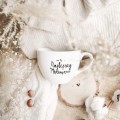 Biały kubek porcelanowy 500 ml - napis Najlepszy mężczyzna ze złotym sercem dla partnera na rocznicę związku Kubek porcelanowy ze złotym sercem Najlepszy mężczyzna nadzwyczajnie.mom — widok z boku na białym tle