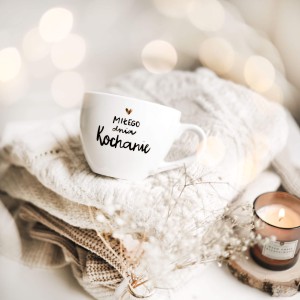 Biały kubek porcelanowy 500 ml - motyw złotego serca i napisu miłego dnia kochanie dla partnera na walentynki