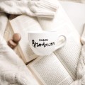 Biały kubek porcelanowy 500 ml - motyw Kubek Brodacza dla brodatego mężczyzny na urodziny Zbliżenie na złote zdobienie na białym kubku porcelanowym Kubek Brodacza nadzwyczajnie.mom