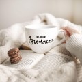Biały kubek porcelanowy 500 ml - motyw Kubek Brodacza dla brodatego mężczyzny na urodziny Biały kubek porcelanowy nadzwyczajnie.mom ze złotym zdobieniem i napisem Kubek Brodacza — 500 ml