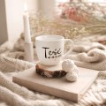 Biały kubek porcelanowy z personalizacją 300 ml - motyw złotego serca z napisem Teść od dla teścia na każdą okazję Zbliżenie na złote zdobienie serca na białym kubku porcelanowym Teść od (data) nadzwyczajnie.mom