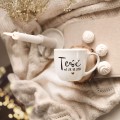Biały kubek porcelanowy z personalizacją 300 ml - motyw złotego serca z napisem Teść od dla teścia na każdą okazję Kubek porcelanowy ze złotym sercem Teść od (data) nadzwyczajnie.mom — widok z boku na białym tle