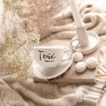 Biała filiżanka porcelanowa 250 ml ze spodkiem - napis teść idealny ze złotym sercem dla teścia na urodziny Filiżanka porcelanowa ze złotym sercem ze spodkiem - Teść idealny nadzwyczajnie.mom — widok z boku na białym tle