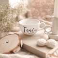 Biała filiżanka porcelanowa 250 ml ze spodkiem - napis teść idealny ze złotym sercem dla teścia na urodziny Zbliżenie na złote zdobienie serca na białym filiżance porcelanowej ze spodkiem - Teść idealny nadzwyczajnie.mom