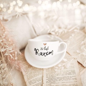 Biała filiżanka porcelanowa z personalizacją 250 ml ze spodkiem - napis lat razem z liczbą i złotym sercem dla pary na rocznicę ślubu