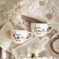 Zestaw 2 białych kubków porcelanowych z personalizacją 500 ml - Motyw złotego serca z napisem kochana babcia i kochany dziadek oraz imionami na każdą okazję dla babci i dziadka Eleganckie opakowanie prezentowe zestawu porcelanowego ze złotym sercem nadzwyczajnie.mom — kubków 500 ml - Kochana babcia