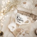 Biały kubek porcelanowy z personalizacją 500 ml - Złote serce i napis kochana babcia z imieniem dla babci na każdą okazję Biały kubek ze złotym sercem nadzwyczajnie.mom Kochana babcia z imieniem — porcelana premium 500 ml