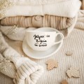 Biała filiżanka porcelanowa 250 ml ze spodkiem - motyw złotego serca i napisu jedyna taka babcia na świecie dla babci na Dzień Babci Filiżanka porcelanowa ze złotym sercem ze spodkiem - Jedyna taka babcia na świecie nadzwyczajnie.mom — widok z boku na