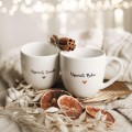 Zestaw 2 Białych Kubków Porcelanowych 300 ml - Motyw Złotego Serca i Napis Wspaniały Dziadek i Wspaniała Babcia dla Dziadków na Dzień Babci i Dziadka Zbliżenie na złote zdobienie na białym zestawie porcelanowym 2 Białych Kubków Porcelanowych 300 ml - Motyw Złotego Serca