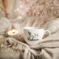 Biały kubek porcelanowy 500 ml - napis Rośliniara dla miłośniczki roślin na urodziny Zbliżenie na złote zdobienie na białym kubku porcelanowym Rośliniara nadzwyczajnie.mom