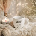 Biały kubek porcelanowy 300 ml - motyw kotka z napisem smacznej kawusi dla miłośniczki kawy na urodziny Personalizowany kubek porcelanowy ze złotym zdobieniem jako idealny prezent — porcelana premium nadzwyczajnie.mom