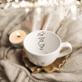 Biały kubek porcelanowy 500 ml - grafika trzech małych piesków na urodziny dla miłośników psów Biały kubek porcelanowy nadzwyczajnie.mom ze złotym zdobieniem i napisem Trzy małe pieski — 500 ml
