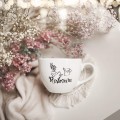 Biały kubek porcelanowy 500 ml - napis Rośliniara dla miłośniczki roślin na urodziny Biały kubek porcelanowy nadzwyczajnie.mom ze złotym zdobieniem i napisem Rośliniara — 500 ml