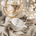 Biały kubek porcelanowy 500 ml - grafika trzech małych piesków na urodziny dla miłośników psów Zbliżenie na złote zdobienie na białym kubku porcelanowym Trzy małe pieski nadzwyczajnie.mom