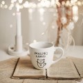 Biały kubek porcelanowy 300 ml - motyw kotka z napisem smacznej kawusi dla miłośniczki kawy na urodziny Kubek porcelanowy ze złotym zdobieniem Smacznej kawusi KOTEK nadzwyczajnie.mom — widok z boku na białym tle