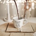 Biały kubek porcelanowy 300 ml - motyw kotka z napisem smacznej kawusi dla miłośniczki kawy na urodziny Biały kubek porcelanowy nadzwyczajnie.mom ze złotym zdobieniem i napisem Smacznej kawusi KOTEK — 300 ml