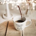 Biały kubek porcelanowy 300 ml - motyw kotka z napisem smacznej kawusi dla miłośniczki kawy na urodziny Zbliżenie na złote zdobienie na białym kubku porcelanowym Smacznej kawusi KOTEK nadzwyczajnie.mom