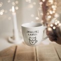 Biały kubek porcelanowy 300 ml - motyw kotka z napisem smacznej kawusi dla miłośniczki kawy na urodziny Eleganckie opakowanie prezentowe kubka porcelanowego ze złotym zdobieniem nadzwyczajnie.mom — Smacznej kawusi KOTEK