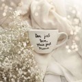 Biała filiżanka porcelanowa 500 ml ze spodkiem - napis dom jest tam gdzie jest mama ze złotym sercem dla mamy na Dzień Matki Eleganckie opakowanie prezentowe filiżanki porcelanowej ze złotym sercem nadzwyczajnie.mom — ze spodkiem - Dom jest tam,
